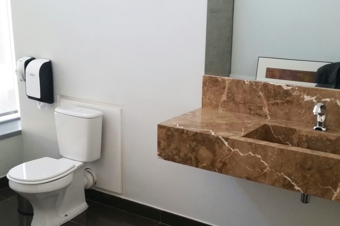 Faça um banheiro particular para a sala da diretoria sem grandes reformas